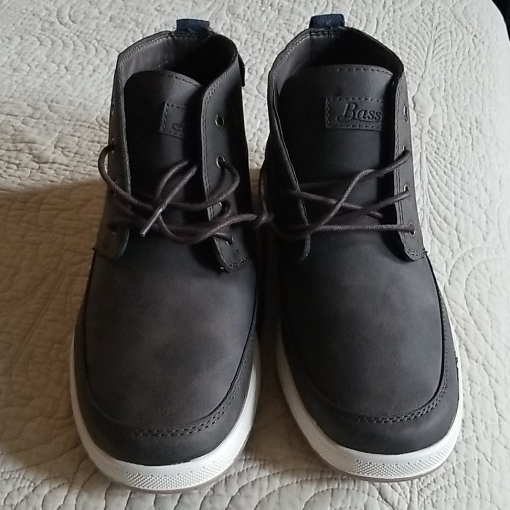 Shoes. - Picture 3 of 7
